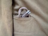 un téléphone portable dans la poche d'une veste