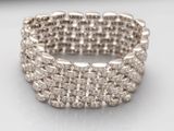 gros plan d'un bracelet en diamant sur une surface blanche