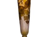 un vase en verre orné d'un motif de feuilles