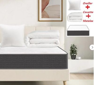 une image représentant un lit sur lequel sont posés des oreillers