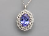 un pendentif ovale en tanzanite et diamants, monté sur une chaîne