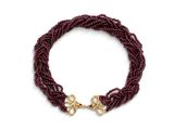 un gros plan d'un bracelet muni d'un fermoir doré sur fond blanc