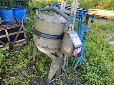 une bétonnière garée au milieu d'une cour