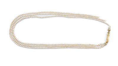 ADELBERT. Collier de perles triple rangs à fermoir or. 18K. … - Photo 1
