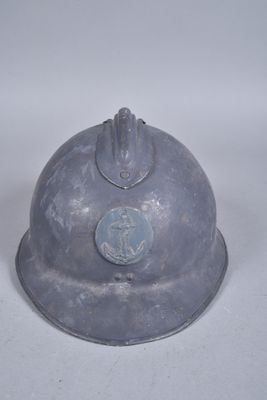 un casque métallique orné d'un emblème bleu