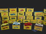 tout un tas de petites voitures exposées ensemble