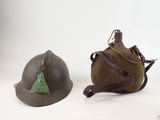ensemble composé d'un casque allemand datant de la Seconde Guerre mondiale et d'une housse de casque