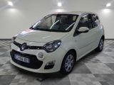 la photo d'une voiture blanche garée dans un garage