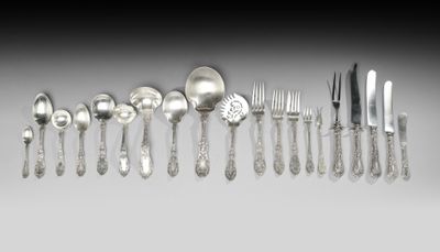 beaucoup de cuillères et de couteaux en argent sur la table