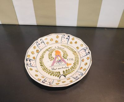 NEVERS Assiette dite révolutionnaire en faïence marqué "Mort…