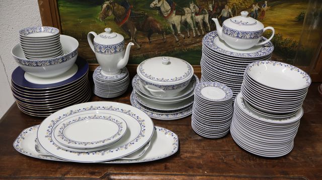 Porcelaine de Sologne : partie de service de table : 30 assiettes...