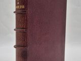 un livre en cuir marron orné d'un lettrage doré
