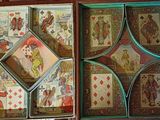 de nombreuses cartes dans une boîte posée sur une table
