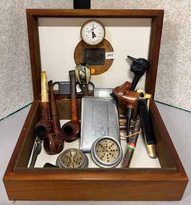 une boîte en bois posée sur une table et contenant divers objets
