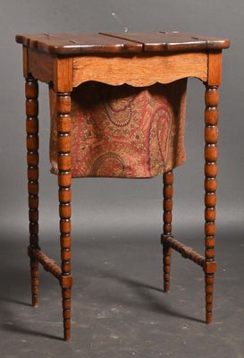une vieille table en bois recouverte d'une nappe
