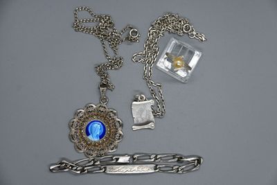 une photo montrant un collier et un couteau posés sur une table