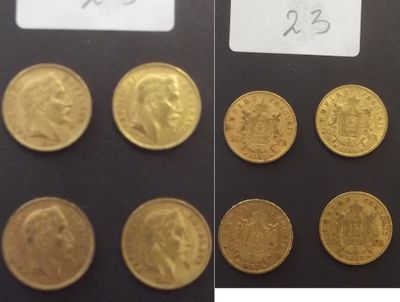 deux photos d'une collection de pièces d'or posées sur une surface noire