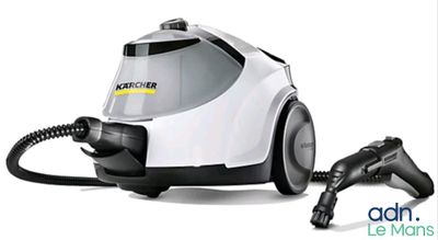 On utilise actuellement le nettoyeur à vapeur pour nettoyer la pièce.
