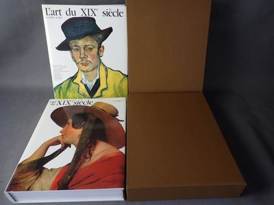 deux livres dans une boîte posée sur une table, avec un chapeau posé dessus
