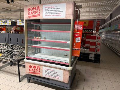 une vitrine au milieu d'une épicerie