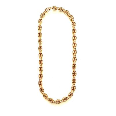 un gros plan d'un collier de perles dorées sur fond blanc