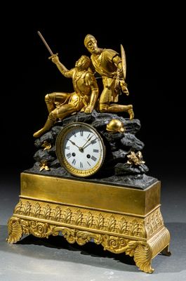 une horloge en or surmontée d'une statue