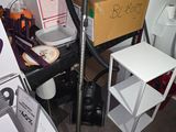 un aspirateur posé dans une pièce, à côté d'une table