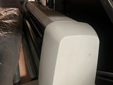 une machine posée sur une table dans une pièce