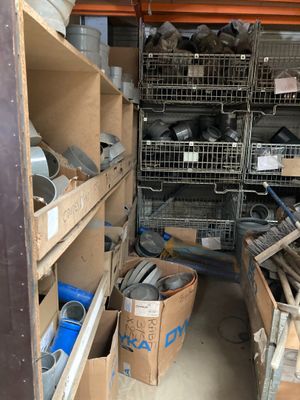 une pièce remplie d'une multitude d'objets métalliques