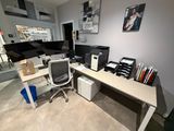 un bureau équipé d'un ordinateur, d'une imprimante et d'une imprimante