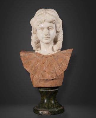 un buste de femme en marbre blanc sur un piédestal