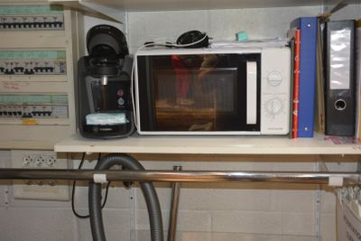 un micro-ondes posé sur une étagère dans une cuisine