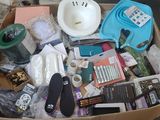 une boîte remplie d'objets posés sur le sol