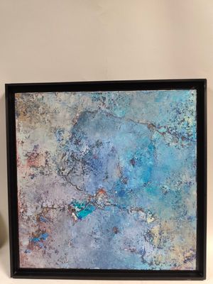 peinture représentant une œuvre abstraite bleue et verte sur un mur blanc