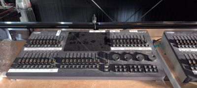 deux appareils électroniques noirs et argentés posés sur une table en bois