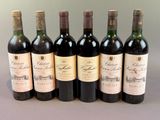 six bouteilles de vin sont alignées sur une table