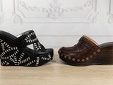 une paire de chaussures à talons compensés noires et marron posées sur une table en bois