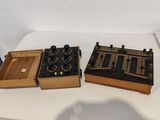 deux boîtes en bois posées sur une table