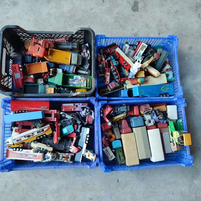 deux paniers remplis de petites voitures et d'autres jouets