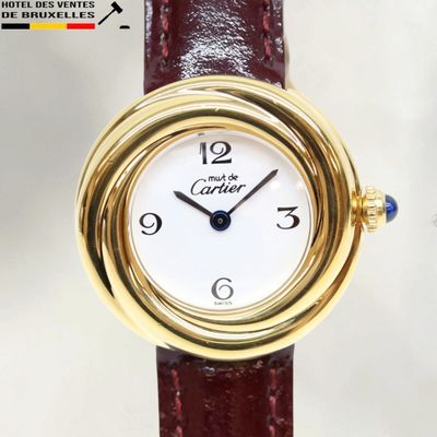 une image d'un gros plan d'une montre-bracelet sur un fond blanc