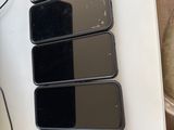 une boîte contenant tout un tas de téléphones portables différents