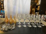 un grand nombre de verres à vin posés sur une table