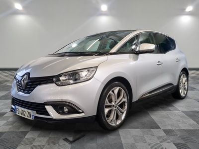 la voiture blanche est garée sur un carrelage à carreaux