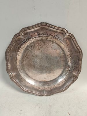 une assiette ancienne en argent sur fond blanc