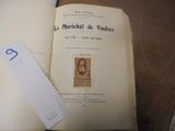un livre sur lequel est posé un bout de papier