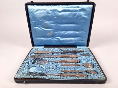 un coffret contenant de l'argenterie sur une surface blanche