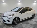 une voiture blanche garée dans un garage au sol en damier