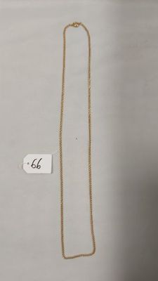 gros plan sur un collier en or portant une étiquette