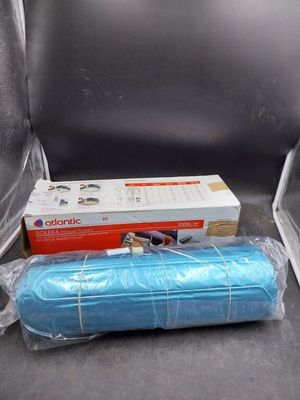 deux rouleaux de tissu bleu posés l'un sur l'autre