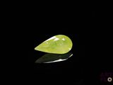 un gros plan d'un quartz vert posé sur une surface noire
